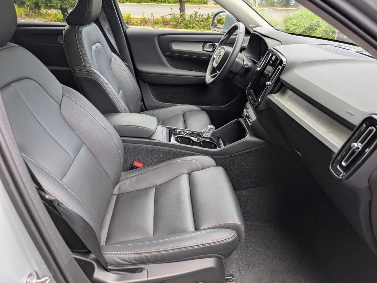 2025 Volvo XC40 B5 AWD Hybrid PLUS w/High Performance Audio, Pano Roof, 360 Cam, Heated Leather Seats Portland OR