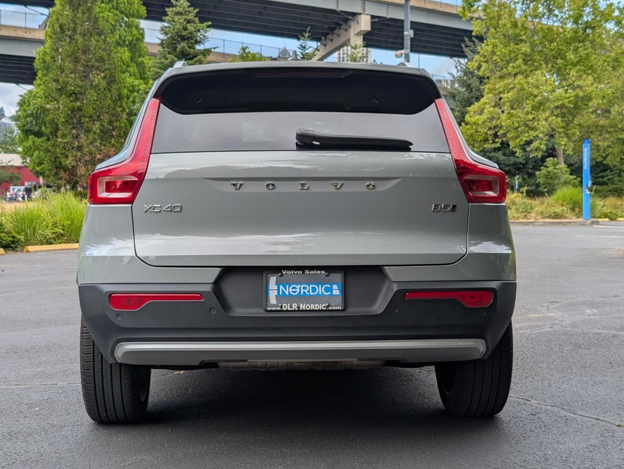 2025 Volvo XC40 B5 AWD Hybrid PLUS w/High Performance Audio, Pano Roof, 360 Cam, Heated Leather Seats Portland OR