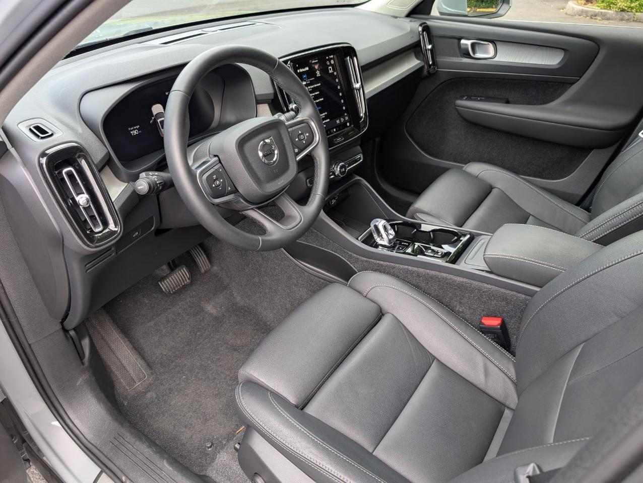 2025 Volvo XC40 B5 AWD Hybrid PLUS w/High Performance Audio, Pano Roof, 360 Cam, Heated Leather Seats Portland OR