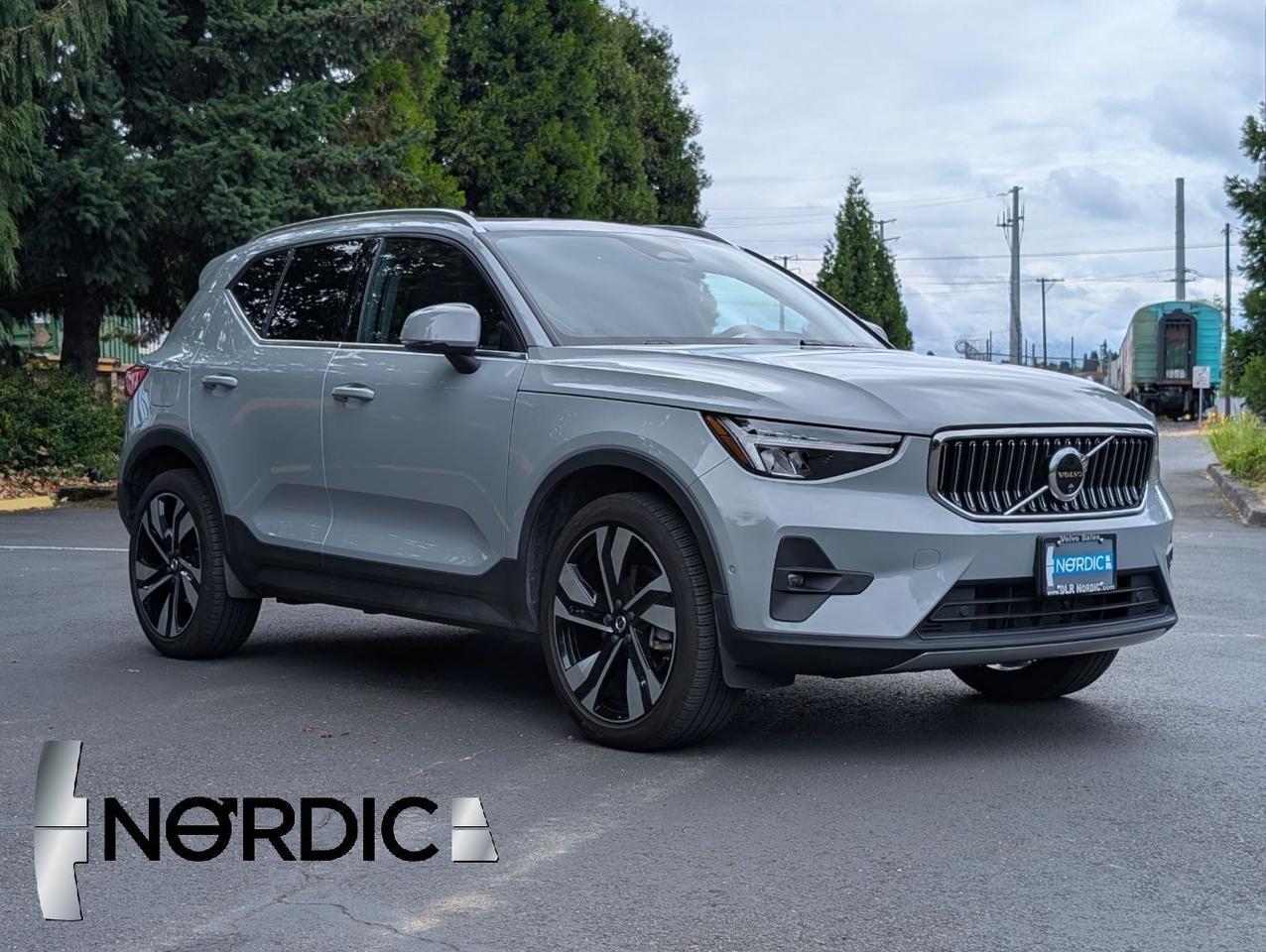 2025 Volvo XC40 B5 AWD Hybrid PLUS w/High Performance Audio, Pano Roof, 360 Cam, Heated Leather Seats Portland OR