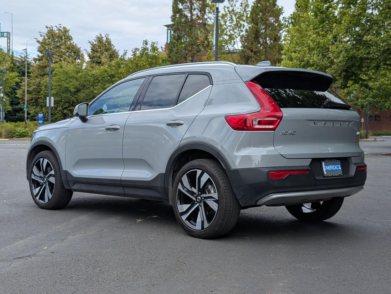 2025 Volvo XC40 B5 AWD Hybrid PLUS w/High Performance Audio, Pano Roof, 360 Cam, Heated Leather Seats Portland OR