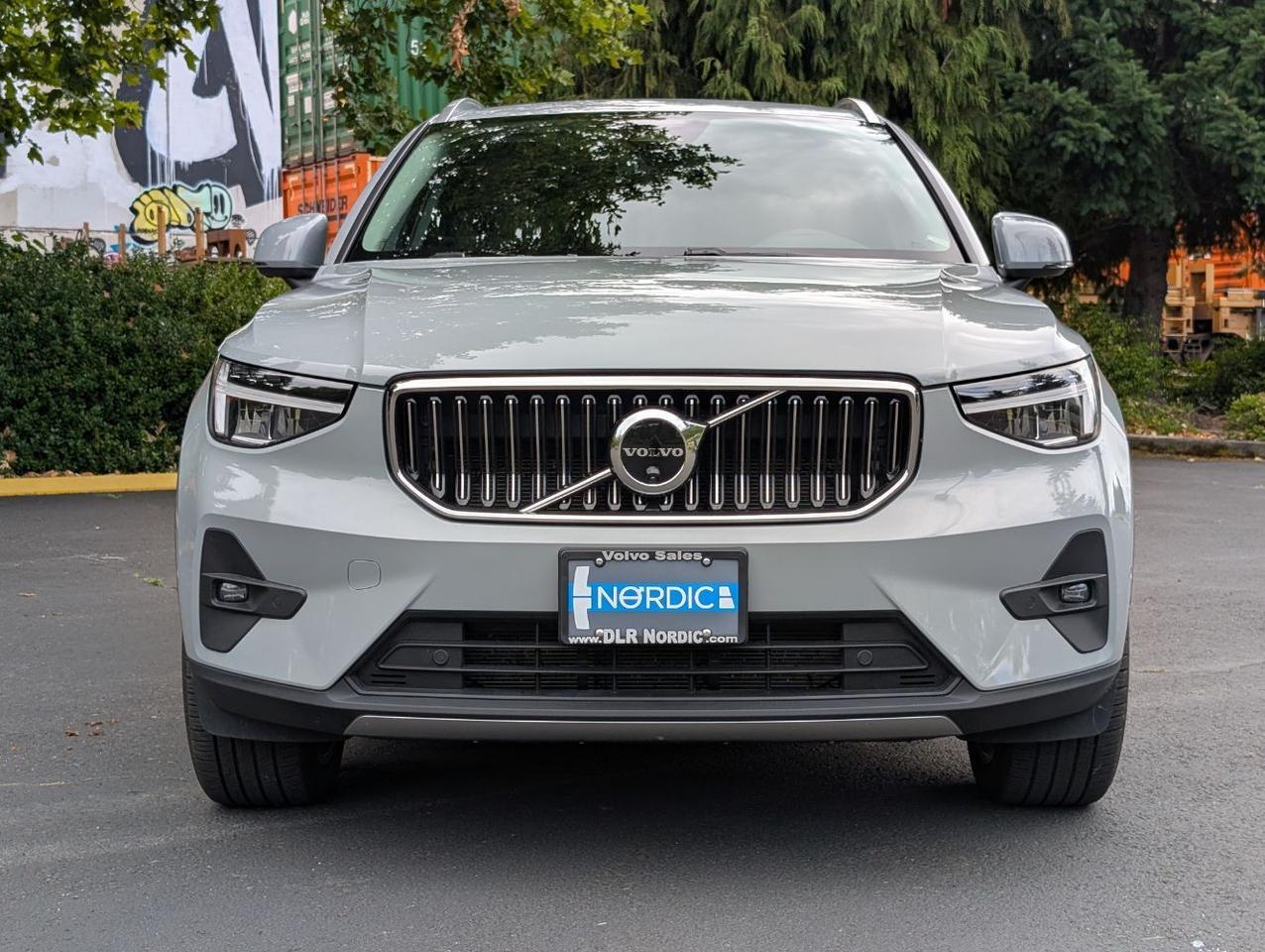 2025 Volvo XC40 B5 AWD Hybrid PLUS w/High Performance Audio, Pano Roof, 360 Cam, Heated Leather Seats Portland OR