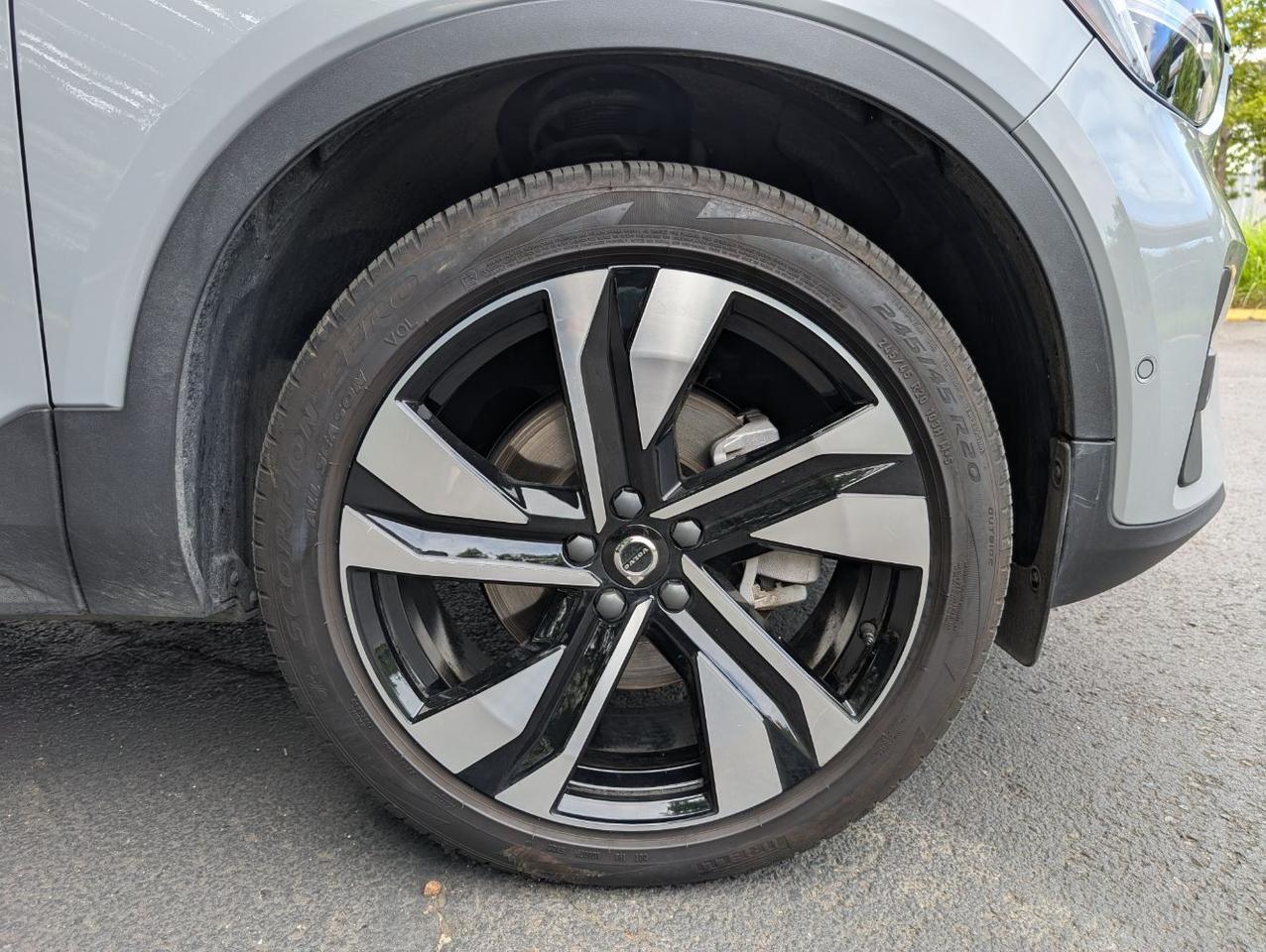 2025 Volvo XC40 B5 AWD Hybrid PLUS w/High Performance Audio, Pano Roof, 360 Cam, Heated Leather Seats Portland OR