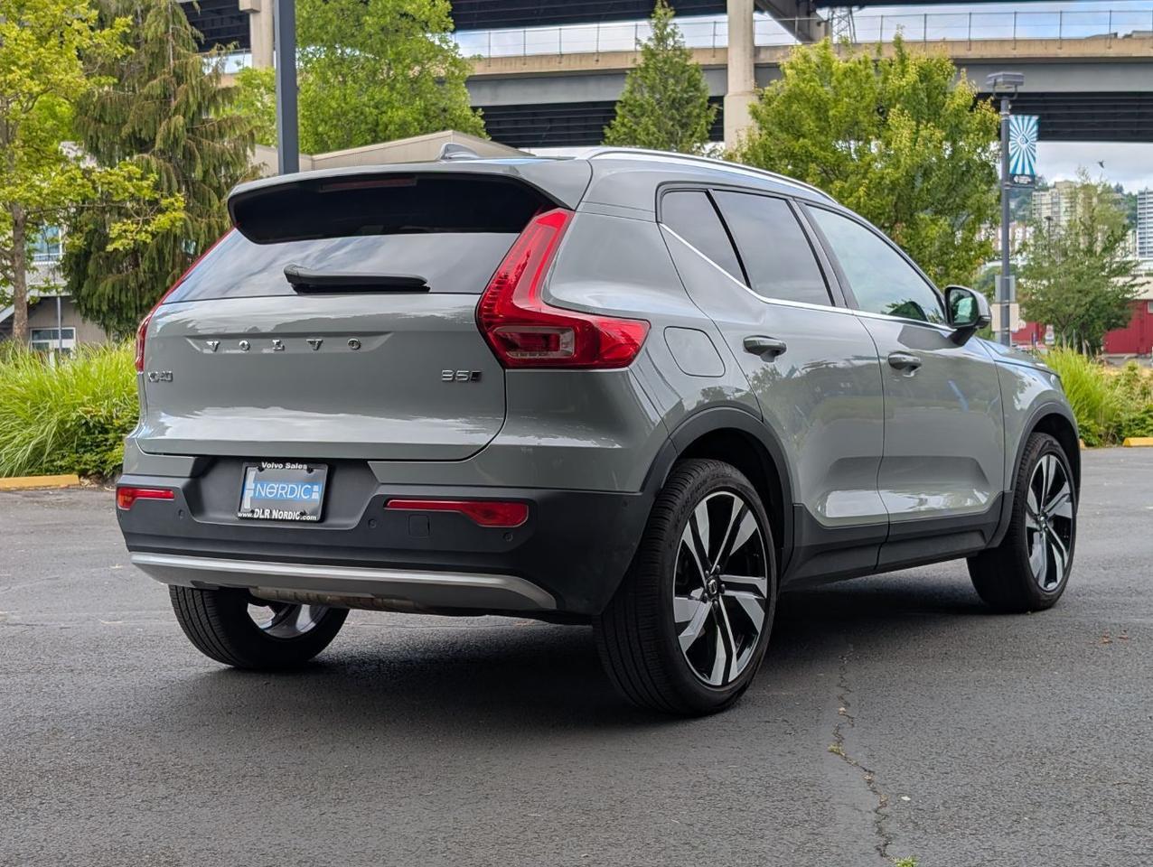 2025 Volvo XC40 B5 AWD Hybrid PLUS w/High Performance Audio, Pano Roof, 360 Cam, Heated Leather Seats Portland OR