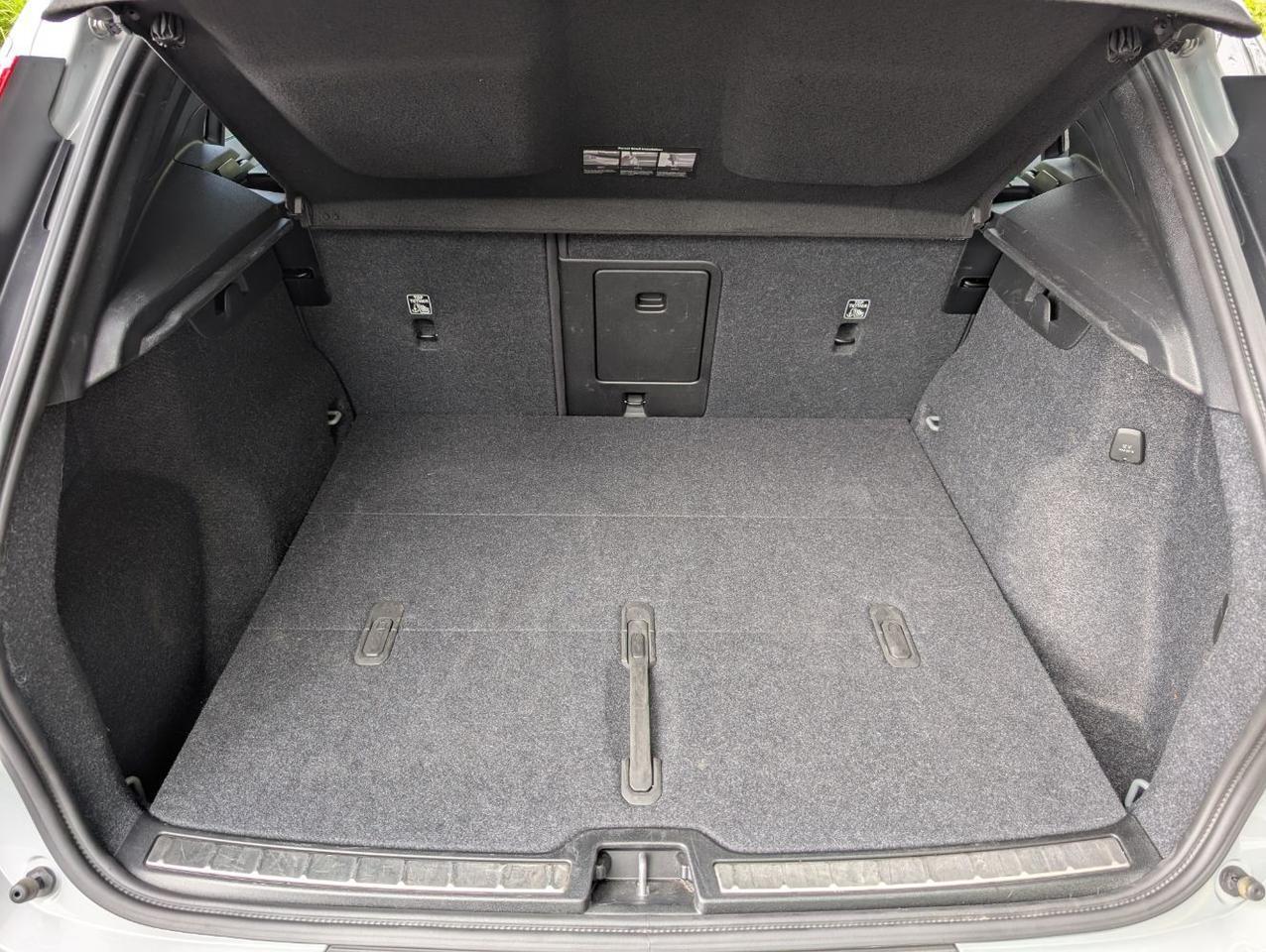 2025 Volvo XC40 B5 AWD Hybrid PLUS w/High Performance Audio, Pano Roof, 360 Cam, Heated Leather Seats Portland OR