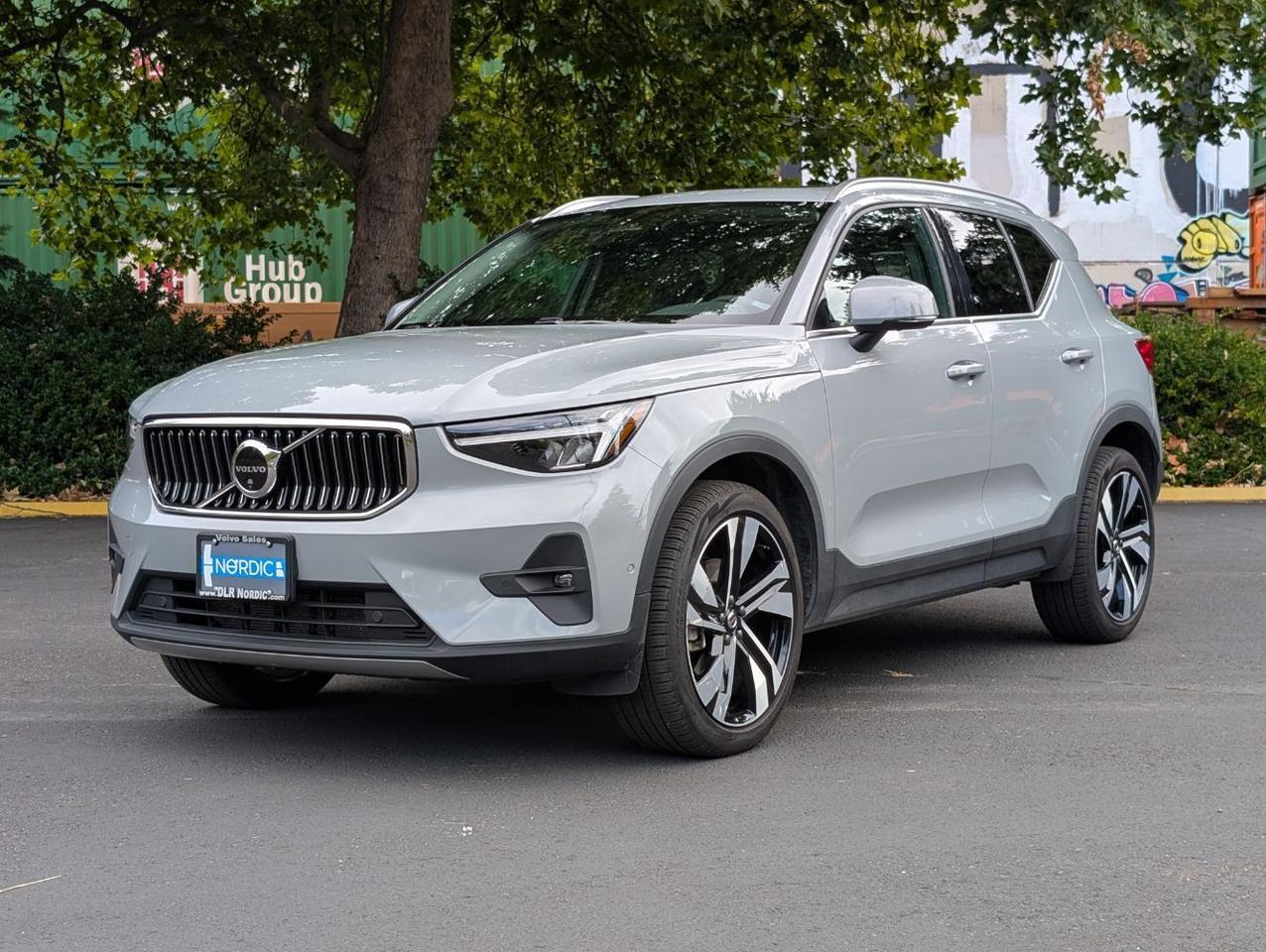 2025 Volvo XC40 B5 AWD Hybrid PLUS w/High Performance Audio, Pano Roof, 360 Cam, Heated Leather Seats Portland OR