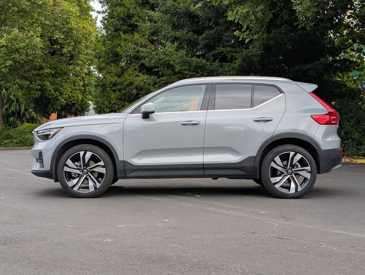 2025 Volvo XC40 B5 AWD Hybrid PLUS w/High Performance Audio, Pano Roof, 360 Cam, Heated Leather Seats Portland OR