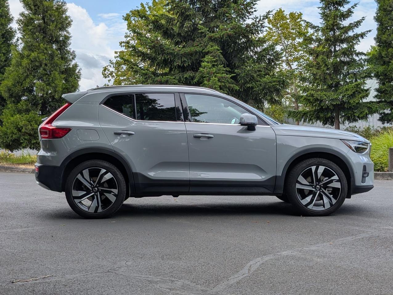 2025 Volvo XC40 B5 AWD Hybrid PLUS w/High Performance Audio, Pano Roof, 360 Cam, Heated Leather Seats Portland OR