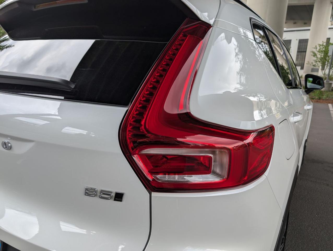2025 Volvo XC40 B5 AWD Hybrid PLUS w/High Performance Audio, Pano Roof, 360 Cam & Heated Leather Seats Portland OR