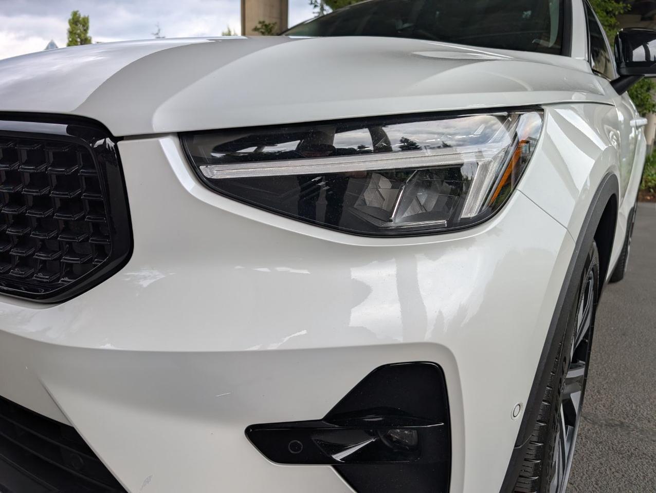 2025 Volvo XC40 B5 AWD Hybrid PLUS w/High Performance Audio, Pano Roof, 360 Cam & Heated Leather Seats Portland OR