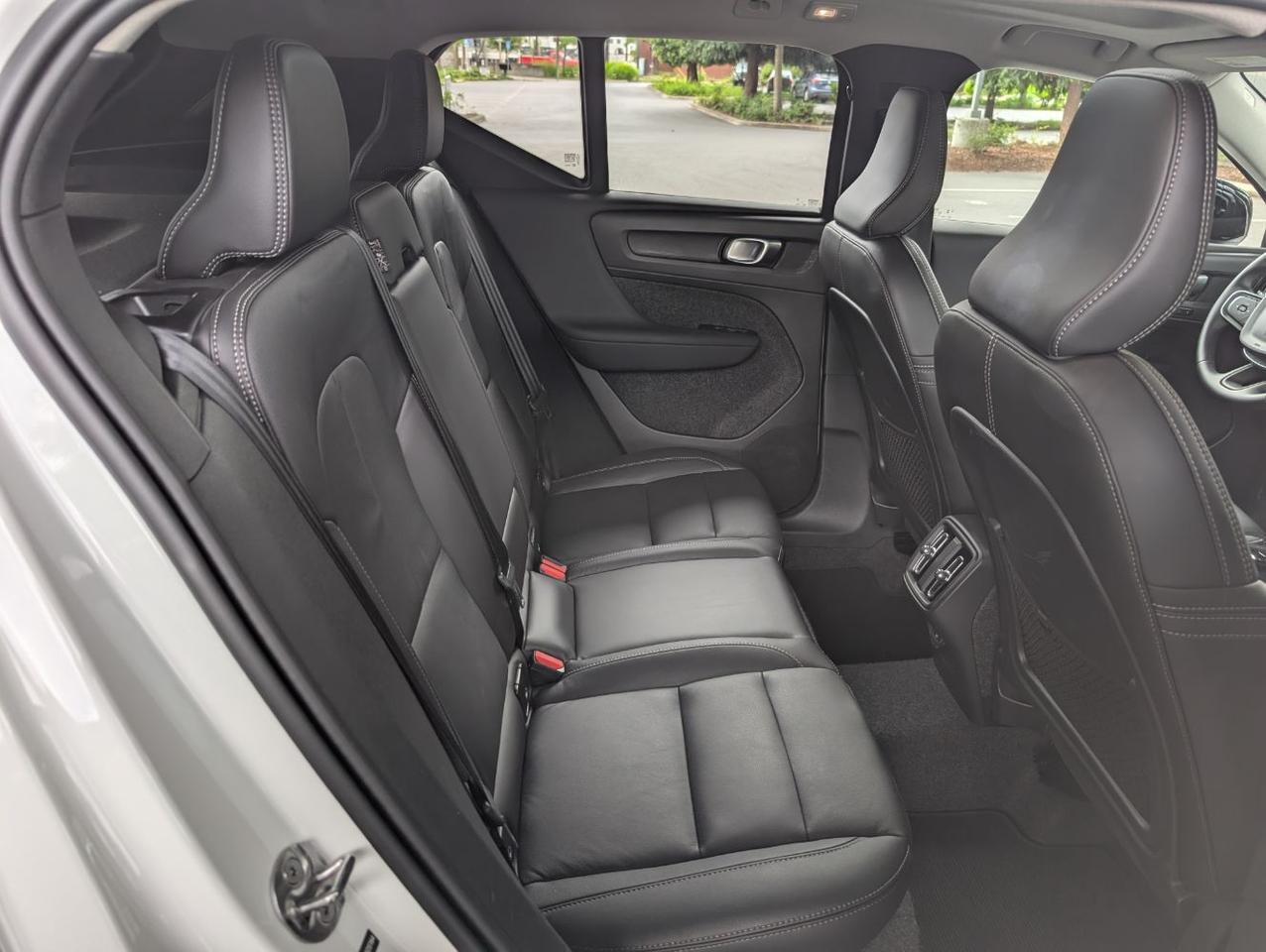 2025 Volvo XC40 B5 AWD Hybrid PLUS w/High Performance Audio, Pano Roof, 360 Cam & Heated Leather Seats Portland OR