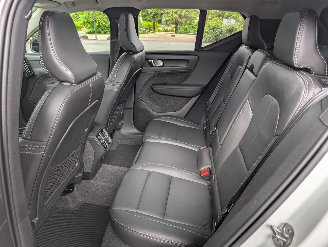 2025 Volvo XC40 B5 AWD Hybrid PLUS w/High Performance Audio, Pano Roof, 360 Cam & Heated Leather Seats Portland OR