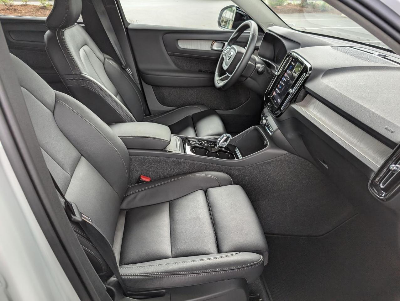 2025 Volvo XC40 B5 AWD Hybrid PLUS w/High Performance Audio, Pano Roof, 360 Cam & Heated Leather Seats Portland OR
