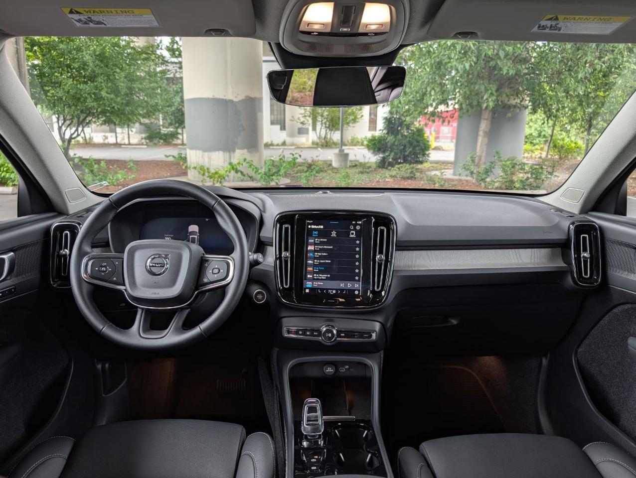 2025 Volvo XC40 B5 AWD Hybrid PLUS w/High Performance Audio, Pano Roof, 360 Cam & Heated Leather Seats Portland OR
