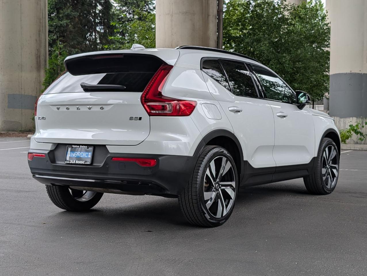 2025 Volvo XC40 B5 AWD Hybrid PLUS w/High Performance Audio, Pano Roof, 360 Cam & Heated Leather Seats Portland OR