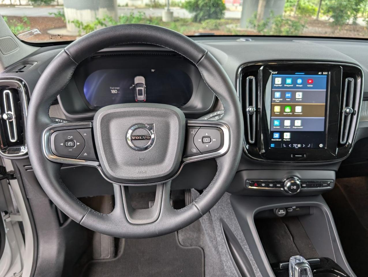 2025 Volvo XC40 B5 AWD Hybrid PLUS w/High Performance Audio, Pano Roof, 360 Cam & Heated Leather Seats Portland OR