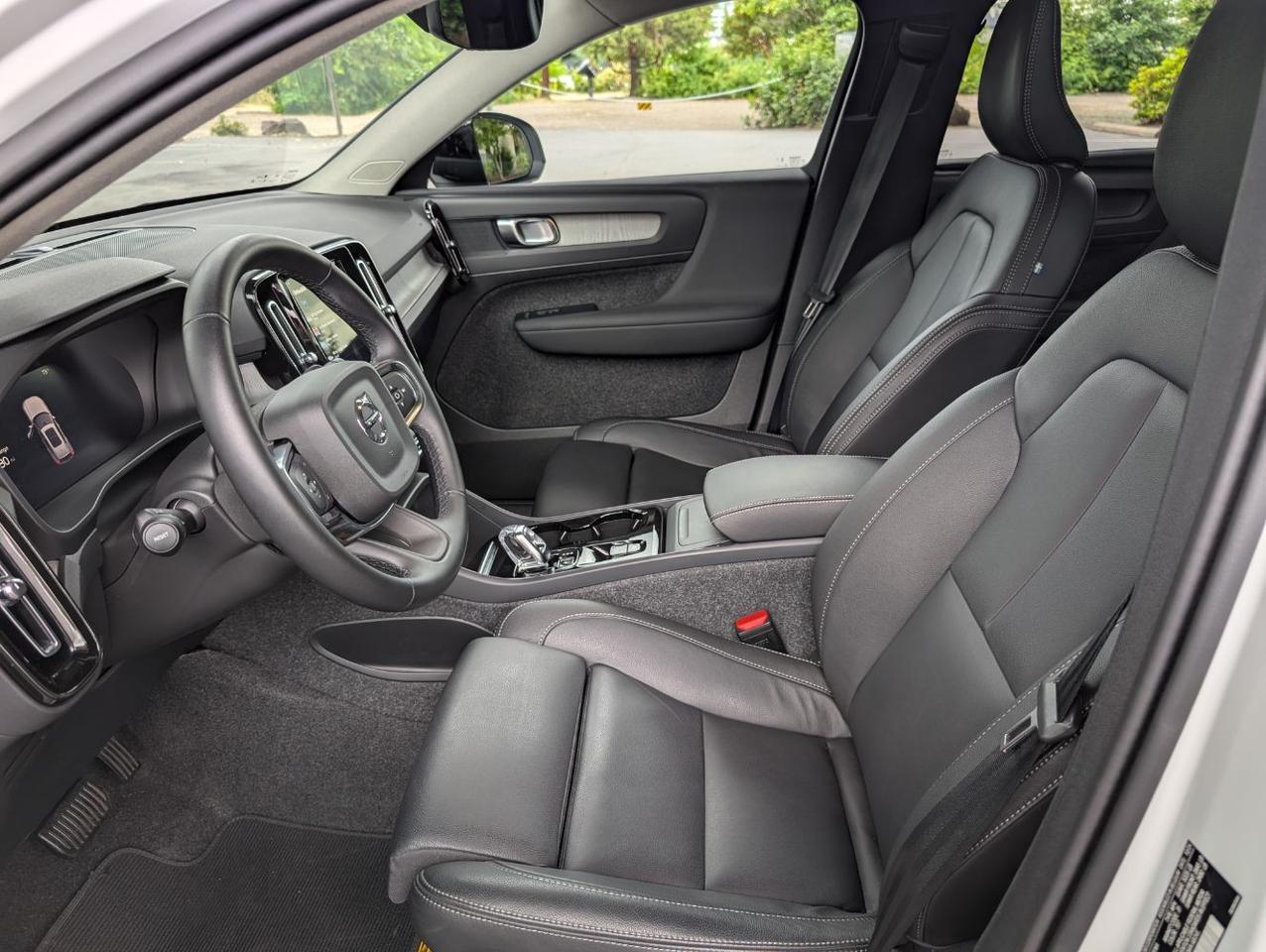 2025 Volvo XC40 B5 AWD Hybrid PLUS w/High Performance Audio, Pano Roof, 360 Cam & Heated Leather Seats Portland OR