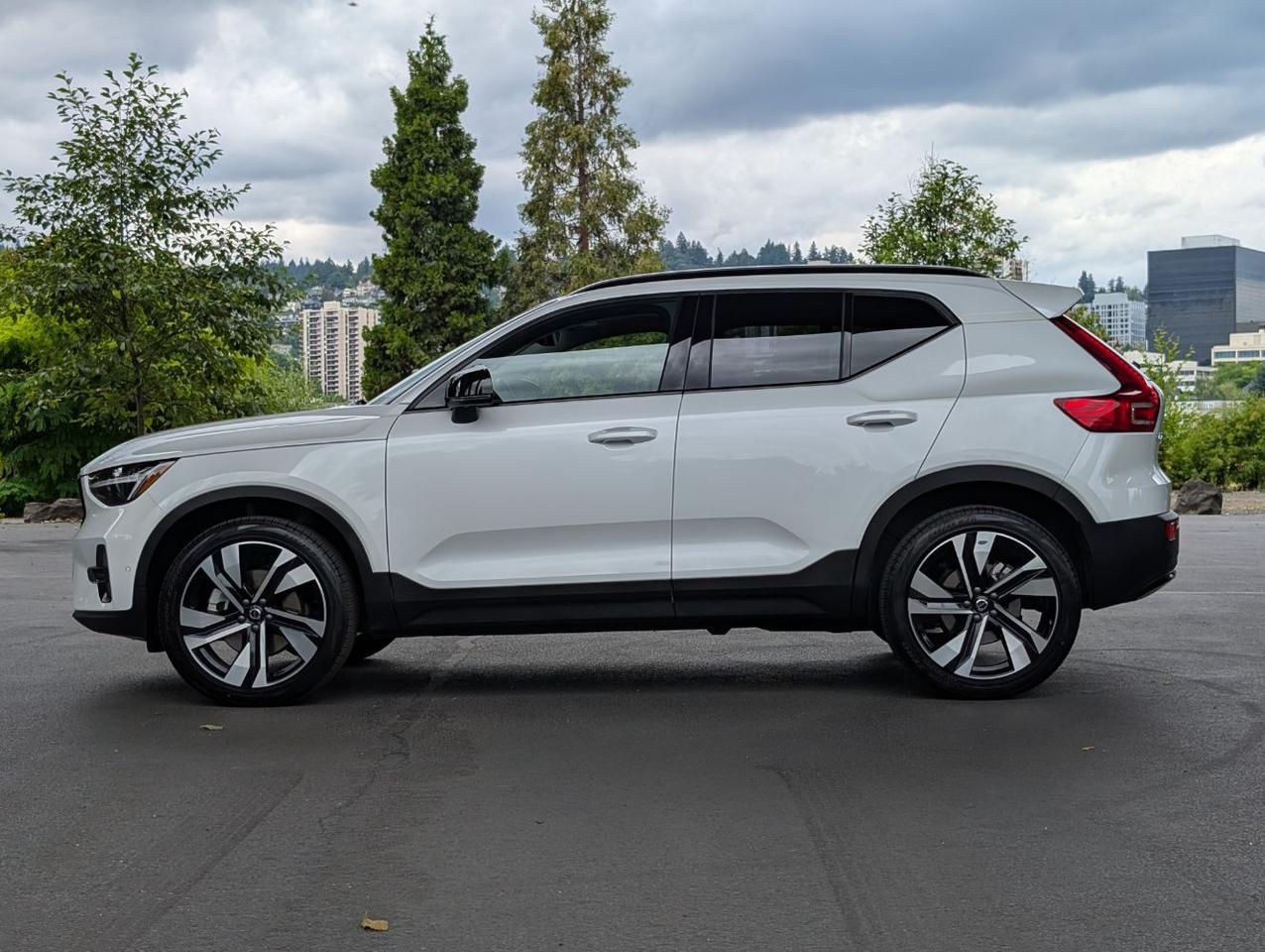 2025 Volvo XC40 B5 AWD Hybrid PLUS w/High Performance Audio, Pano Roof, 360 Cam & Heated Leather Seats Portland OR