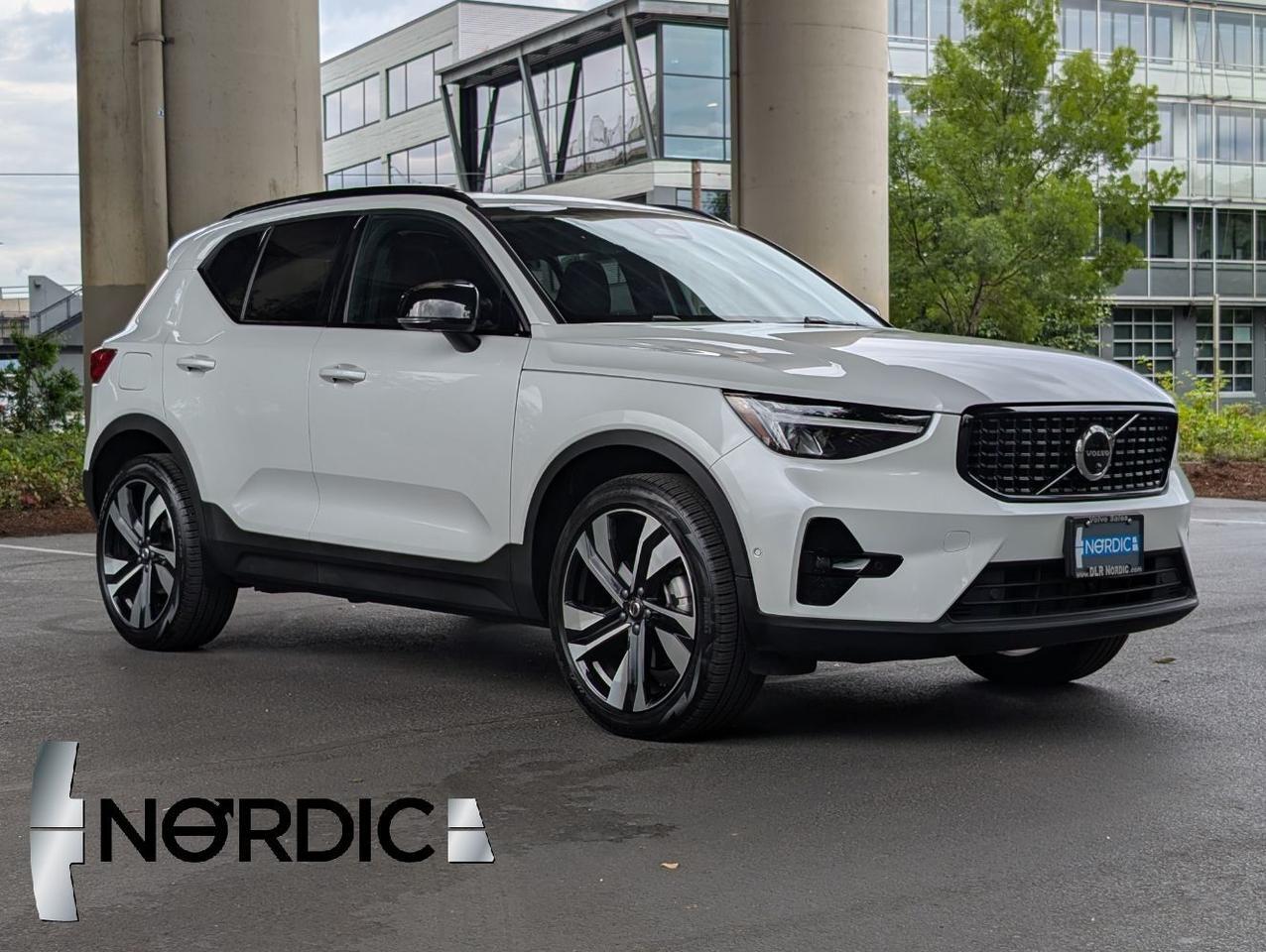 2025 Volvo XC40 B5 AWD Hybrid PLUS w/High Performance Audio, Pano Roof, 360 Cam & Heated Leather Seats Portland OR