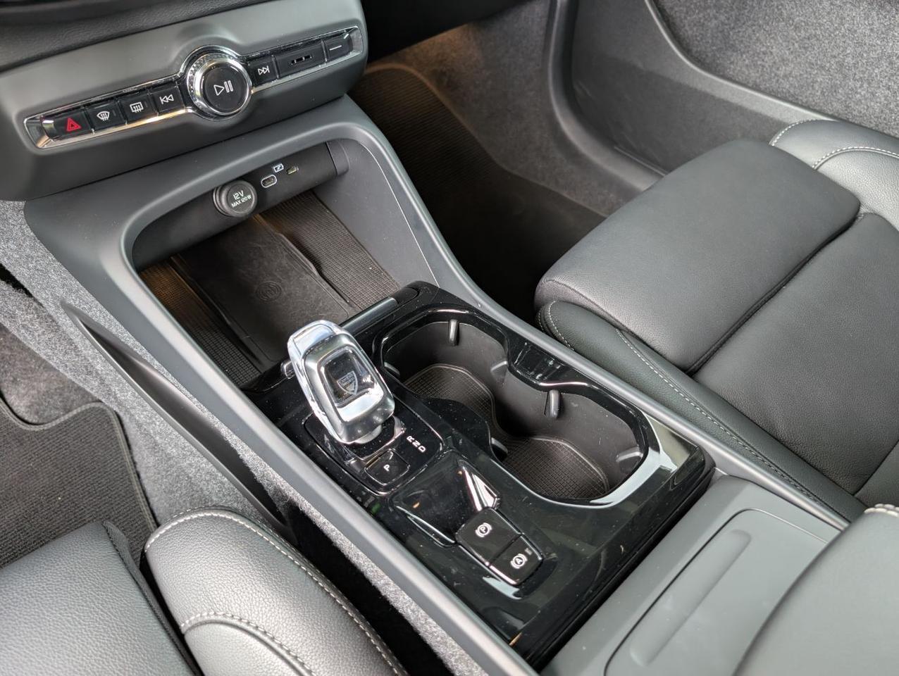 2025 Volvo XC40 B5 AWD Hybrid PLUS w/High Performance Audio, Pano Roof, 360 Cam & Heated Leather Seats Portland OR