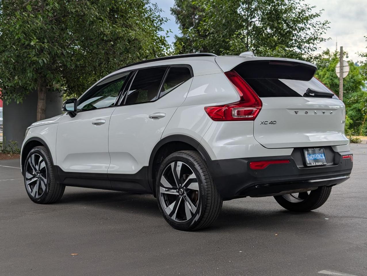 2025 Volvo XC40 B5 AWD Hybrid PLUS w/High Performance Audio, Pano Roof, 360 Cam & Heated Leather Seats Portland OR