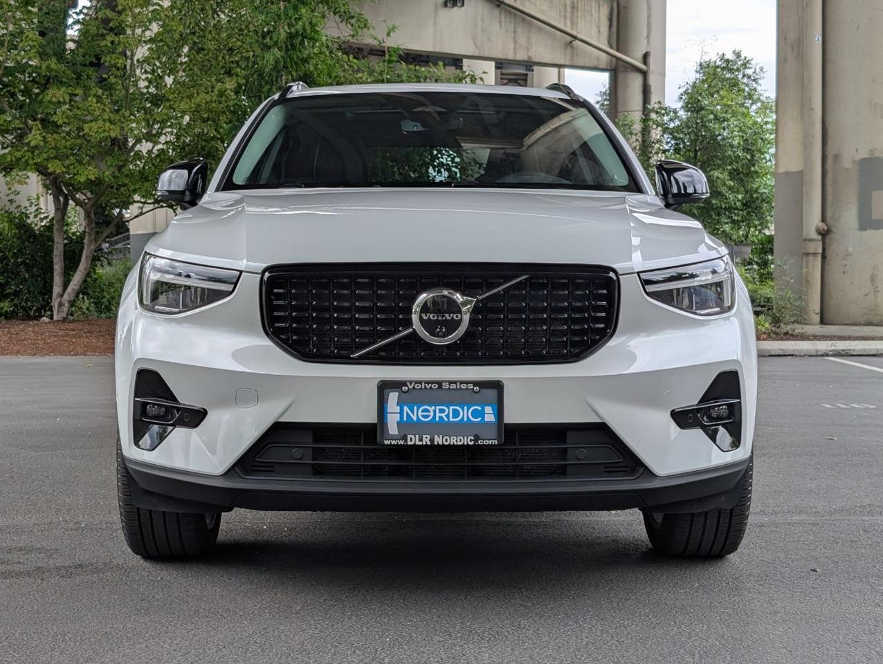 2025 Volvo XC40 B5 AWD Hybrid PLUS w/High Performance Audio, Pano Roof, 360 Cam & Heated Leather Seats Portland OR