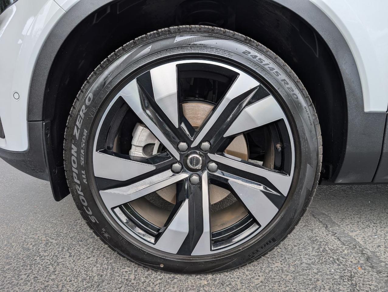 2025 Volvo XC40 B5 AWD Hybrid PLUS w/High Performance Audio, Pano Roof, 360 Cam & Heated Leather Seats Portland OR