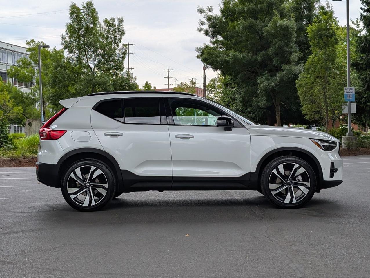 2025 Volvo XC40 B5 AWD Hybrid PLUS w/High Performance Audio, Pano Roof, 360 Cam & Heated Leather Seats Portland OR