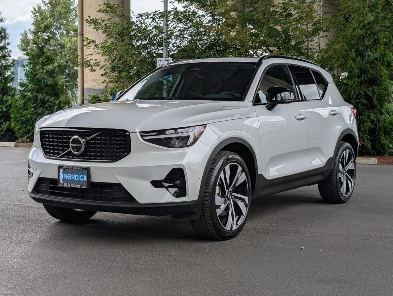 2025 Volvo XC40 B5 AWD Hybrid PLUS w/High Performance Audio, Pano Roof, 360 Cam & Heated Leather Seats Portland OR