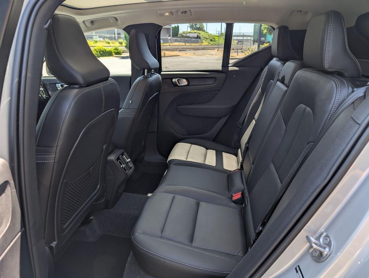 2025 Volvo XC40 B5 AWD Hybrid PLUS w/High Performance Audio, Pano Roof, 360 Cam & Heated Leather Seats Portland OR