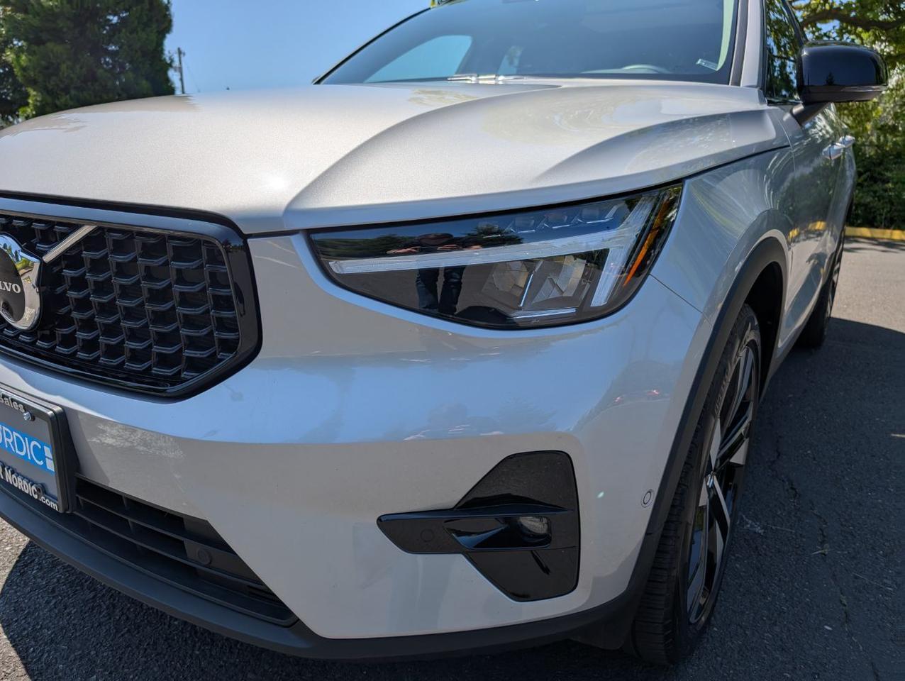2025 Volvo XC40 B5 AWD Hybrid PLUS w/High Performance Audio, Pano Roof, 360 Cam & Heated Leather Seats Portland OR