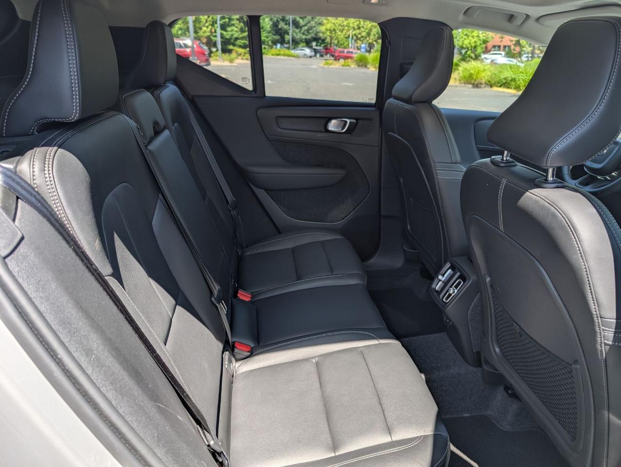 2025 Volvo XC40 B5 AWD Hybrid PLUS w/High Performance Audio, Pano Roof, 360 Cam & Heated Leather Seats Portland OR