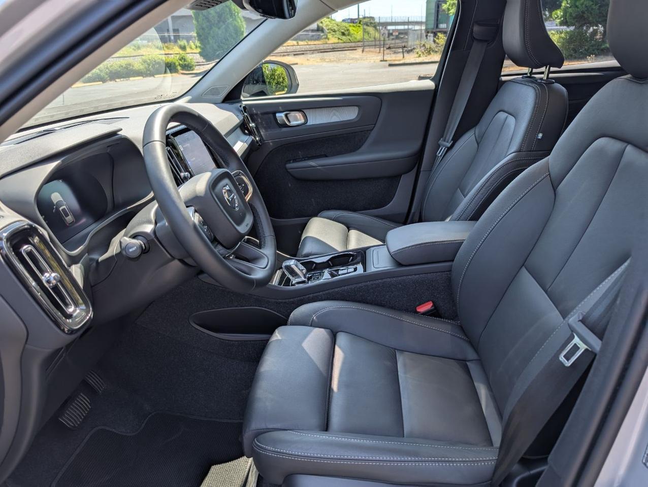 2025 Volvo XC40 B5 AWD Hybrid PLUS w/High Performance Audio, Pano Roof, 360 Cam & Heated Leather Seats Portland OR