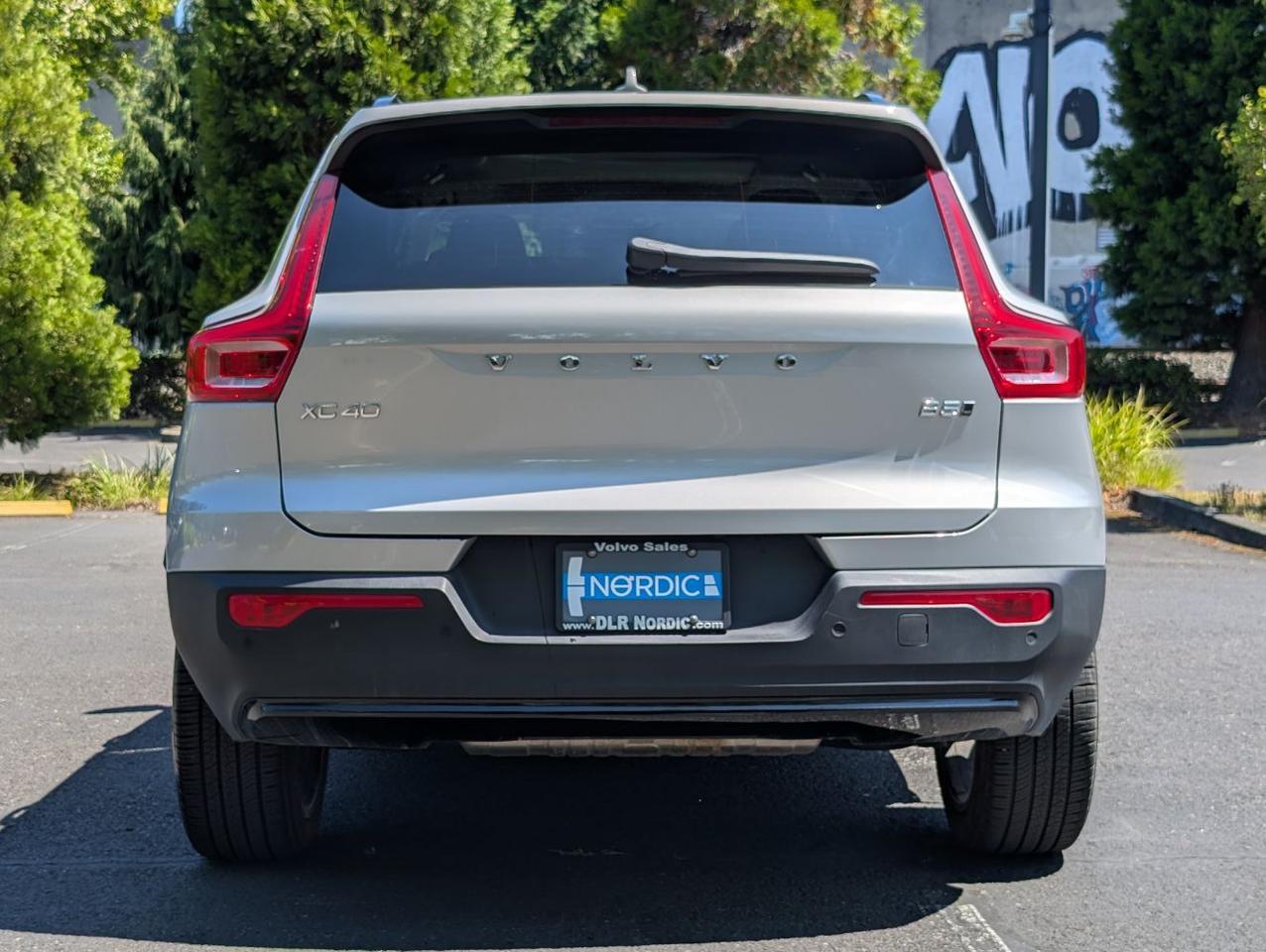 2025 Volvo XC40 B5 AWD Hybrid PLUS w/High Performance Audio, Pano Roof, 360 Cam & Heated Leather Seats Portland OR