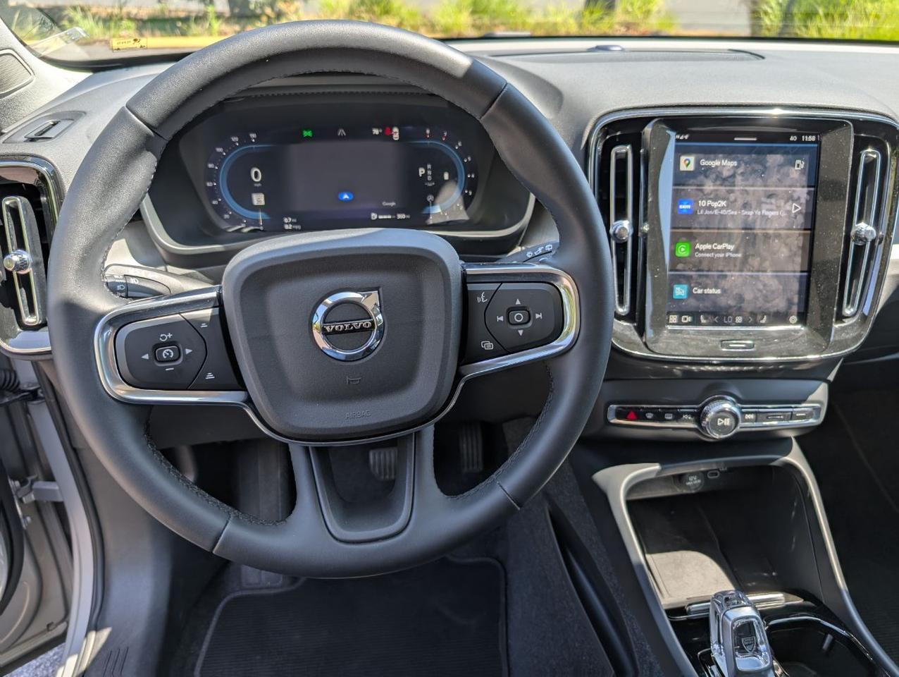 2025 Volvo XC40 B5 AWD Hybrid PLUS w/High Performance Audio, Pano Roof, 360 Cam & Heated Leather Seats Portland OR