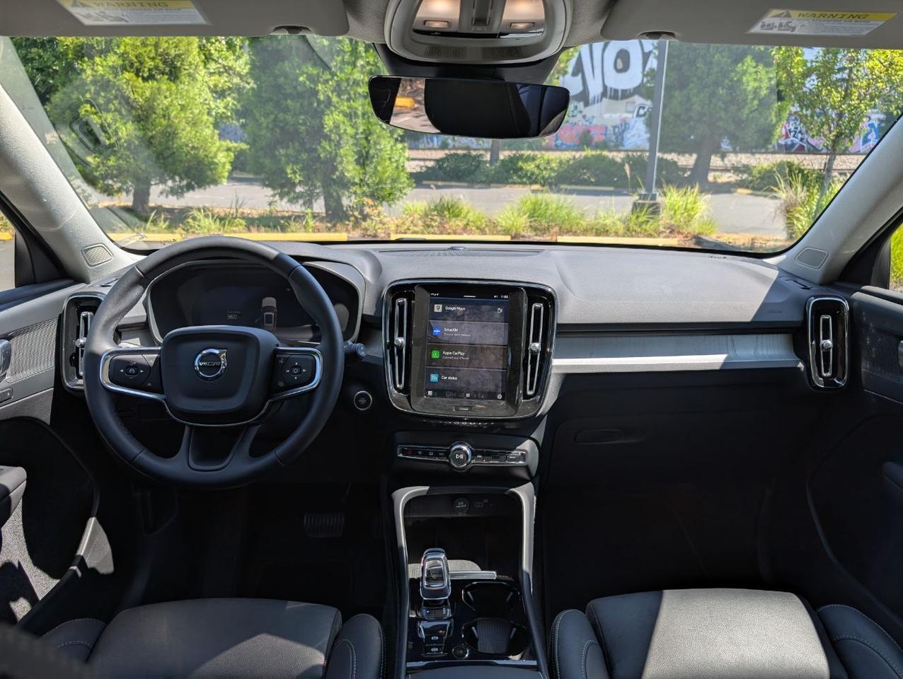 2025 Volvo XC40 B5 AWD Hybrid PLUS w/High Performance Audio, Pano Roof, 360 Cam & Heated Leather Seats Portland OR
