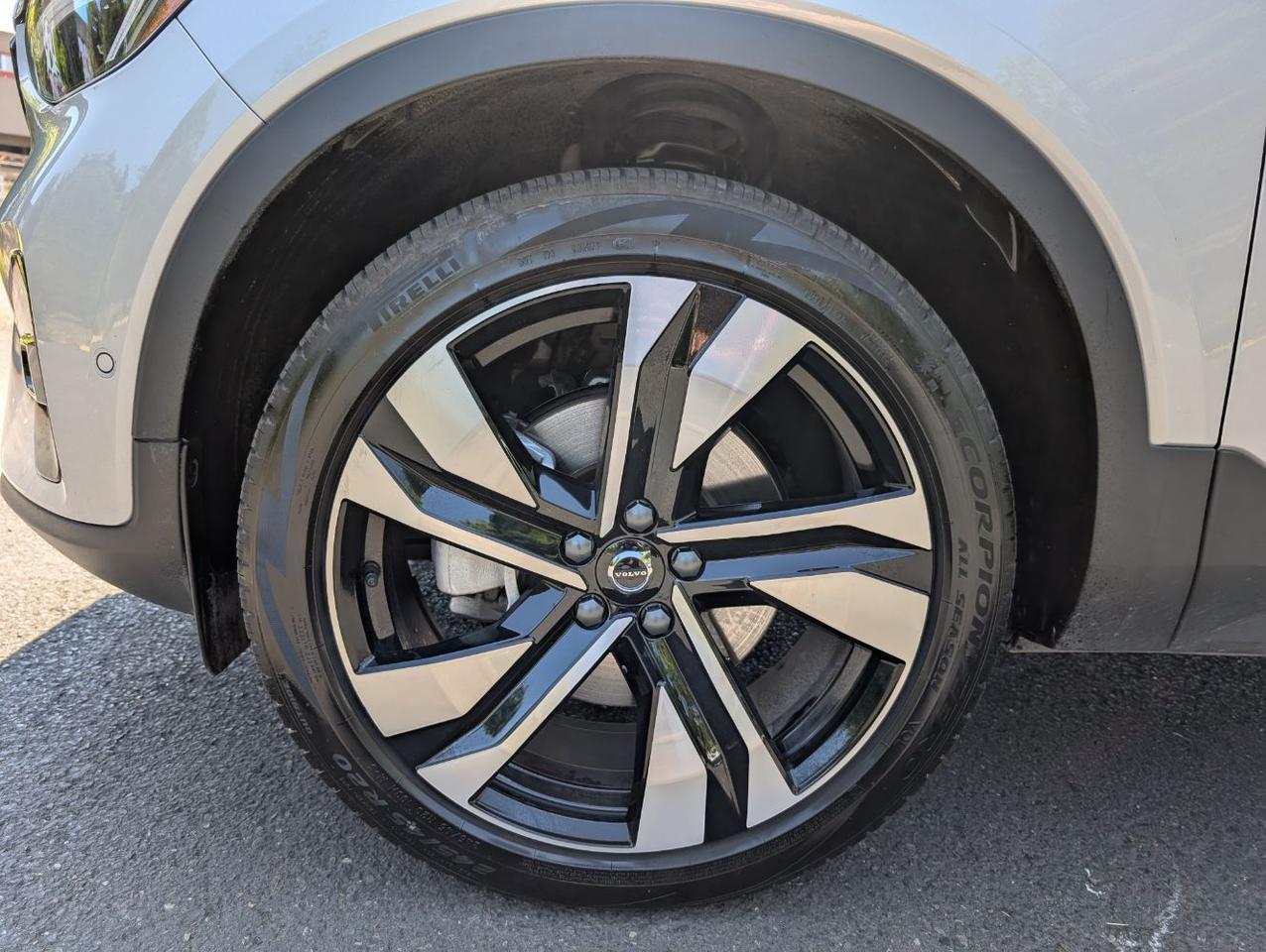 2025 Volvo XC40 B5 AWD Hybrid PLUS w/High Performance Audio, Pano Roof, 360 Cam & Heated Leather Seats Portland OR