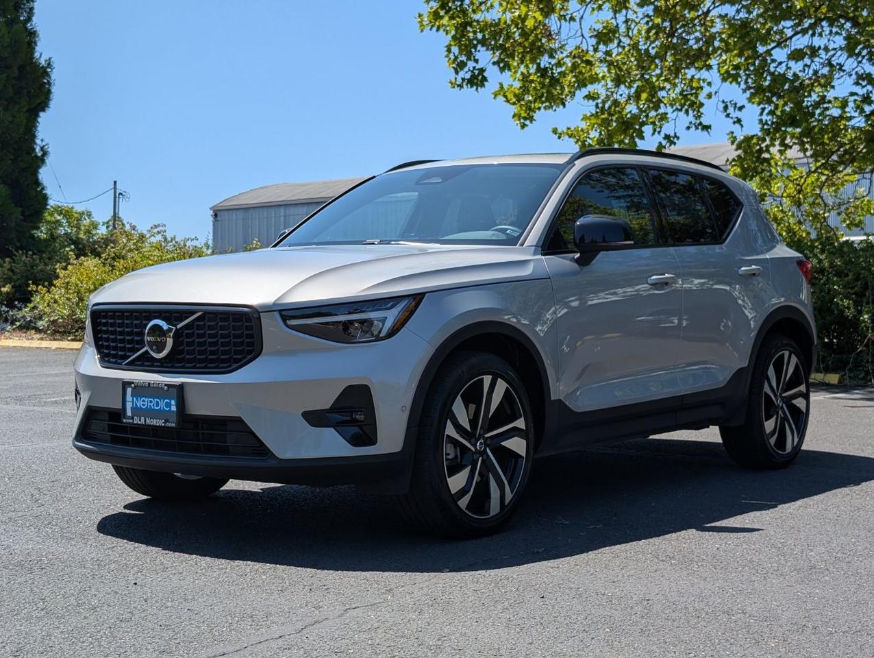 2025 Volvo XC40 B5 AWD Hybrid PLUS w/High Performance Audio, Pano Roof, 360 Cam & Heated Leather Seats Portland OR