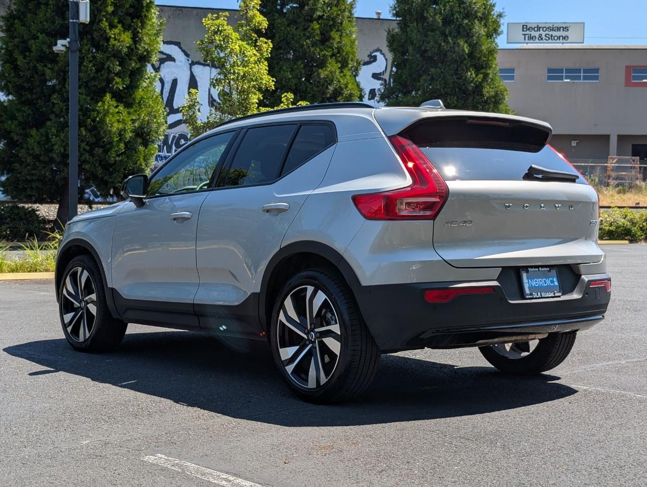 2025 Volvo XC40 B5 AWD Hybrid PLUS w/High Performance Audio, Pano Roof, 360 Cam & Heated Leather Seats Portland OR