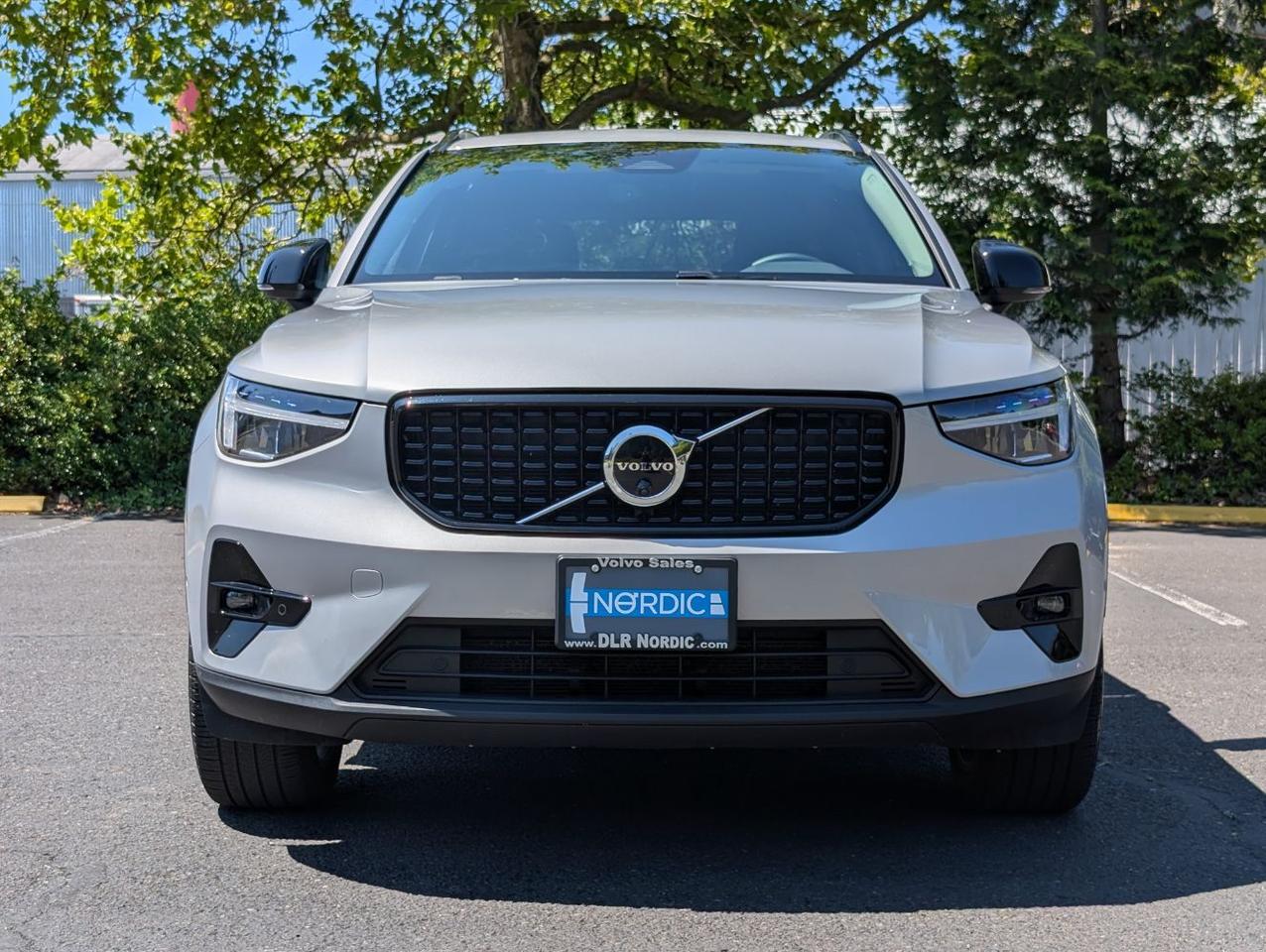 2025 Volvo XC40 B5 AWD Hybrid PLUS w/High Performance Audio, Pano Roof, 360 Cam & Heated Leather Seats Portland OR