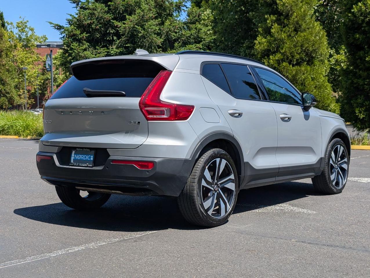 2025 Volvo XC40 B5 AWD Hybrid PLUS w/High Performance Audio, Pano Roof, 360 Cam & Heated Leather Seats Portland OR