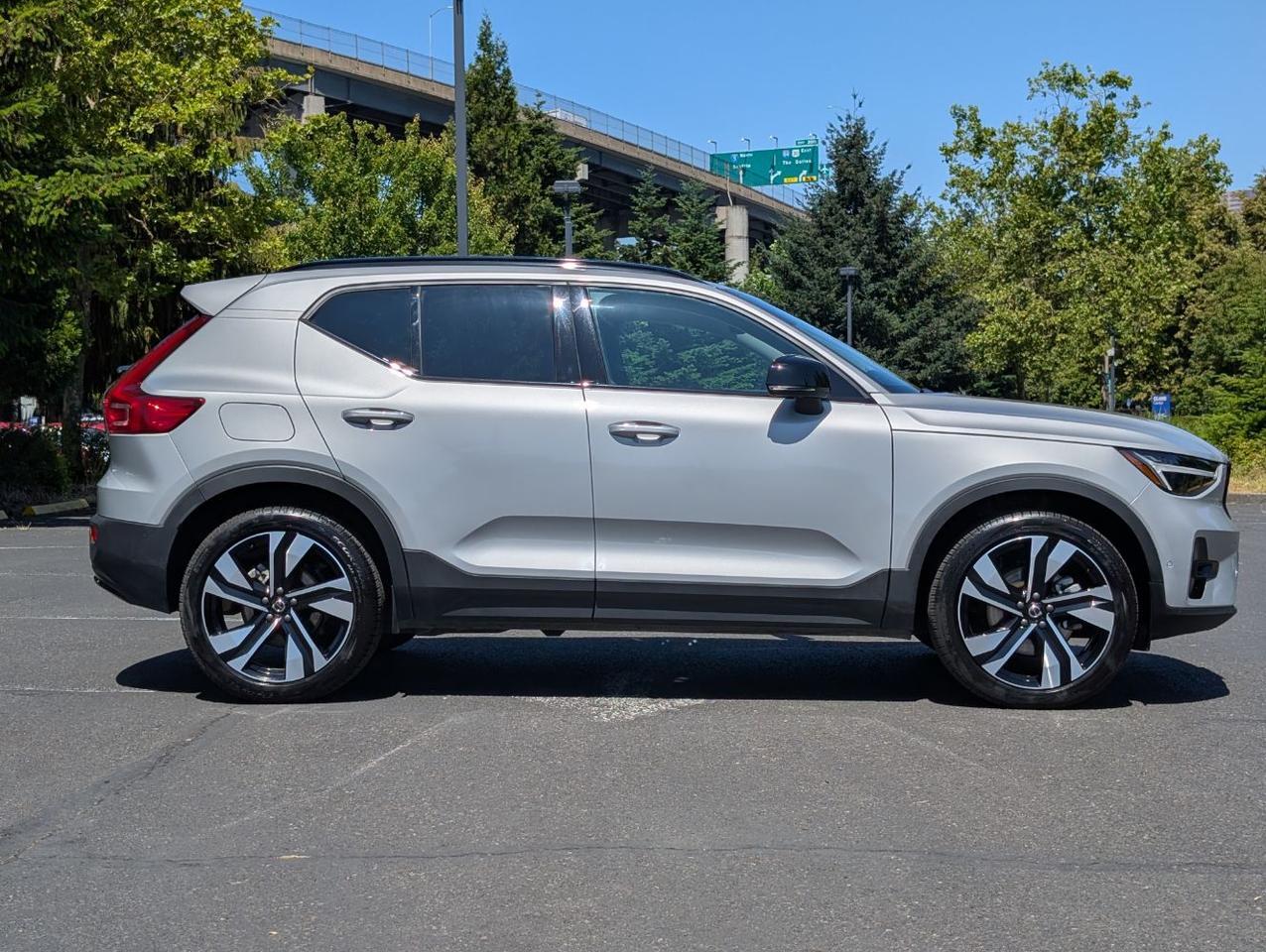 2025 Volvo XC40 B5 AWD Hybrid PLUS w/High Performance Audio, Pano Roof, 360 Cam & Heated Leather Seats Portland OR