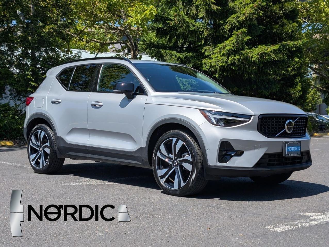 2025 Volvo XC40 B5 AWD Hybrid PLUS w/High Performance Audio, Pano Roof, 360 Cam & Heated Leather Seats Portland OR