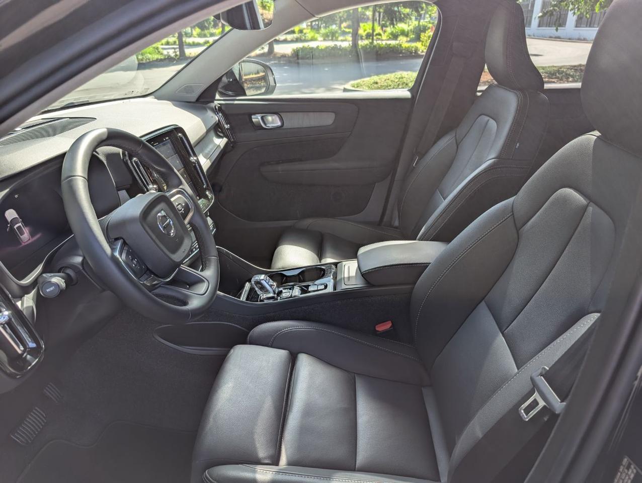 2025 Volvo XC40 B5 AWD Hybrid PLUS w/High Performance Audio, Pano Roof, 360 Cam & Heated Leather Seats Portland OR