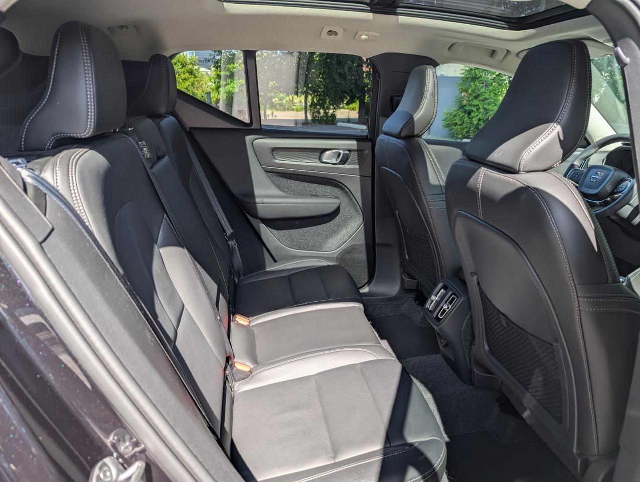 2025 Volvo XC40 B5 AWD Hybrid PLUS w/High Performance Audio, Pano Roof, 360 Cam & Heated Leather Seats Portland OR