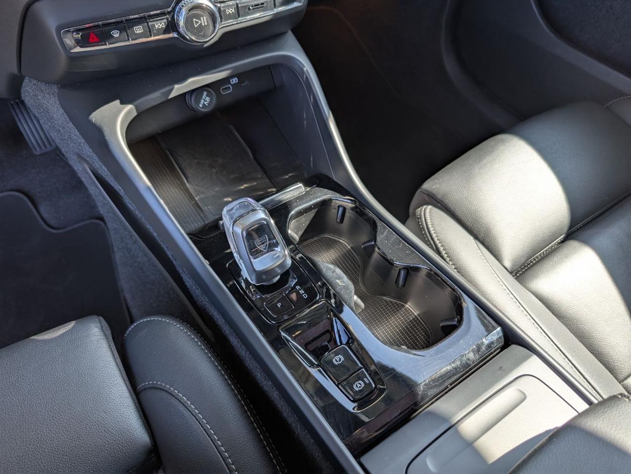 2025 Volvo XC40 B5 AWD Hybrid PLUS w/High Performance Audio, Pano Roof, 360 Cam & Heated Leather Seats Portland OR