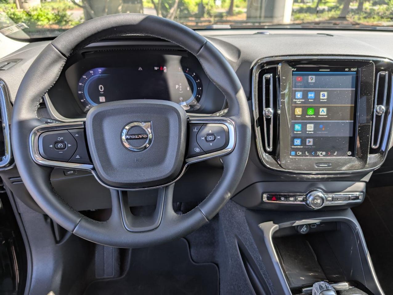 2025 Volvo XC40 B5 AWD Hybrid PLUS w/High Performance Audio, Pano Roof, 360 Cam & Heated Leather Seats Portland OR