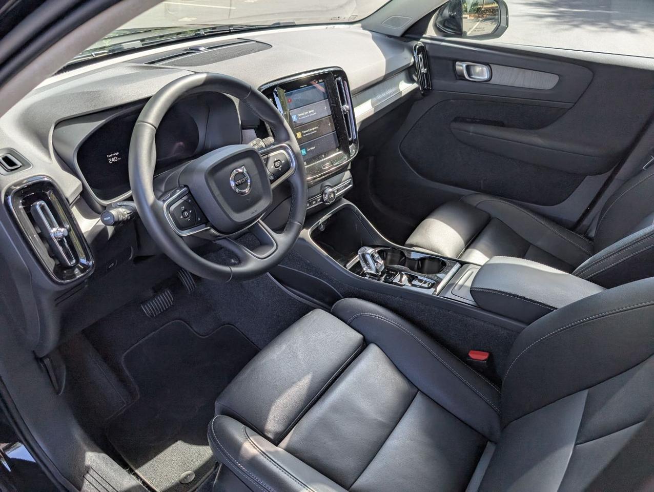 2025 Volvo XC40 B5 AWD Hybrid PLUS w/High Performance Audio, Pano Roof, 360 Cam & Heated Leather Seats Portland OR