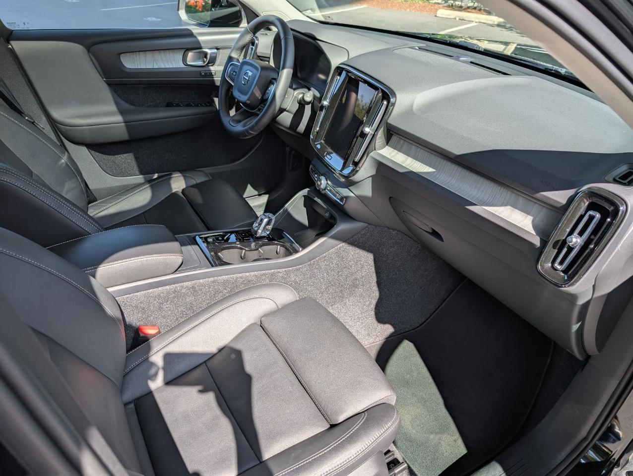 2025 Volvo XC40 B5 AWD Hybrid PLUS w/High Performance Audio, Pano Roof, 360 Cam & Heated Leather Seats Portland OR