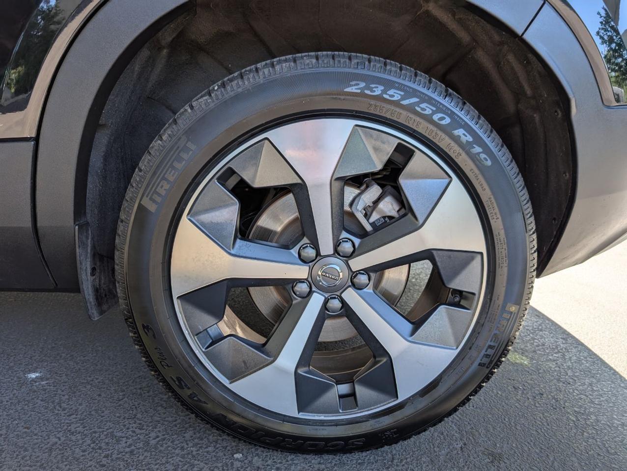 2025 Volvo XC40 B5 AWD Hybrid PLUS w/High Performance Audio, Pano Roof, 360 Cam & Heated Leather Seats Portland OR